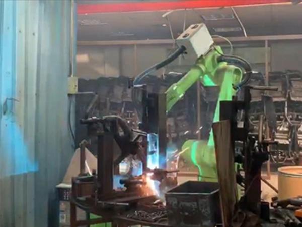 What is the operating process of a welding robot?